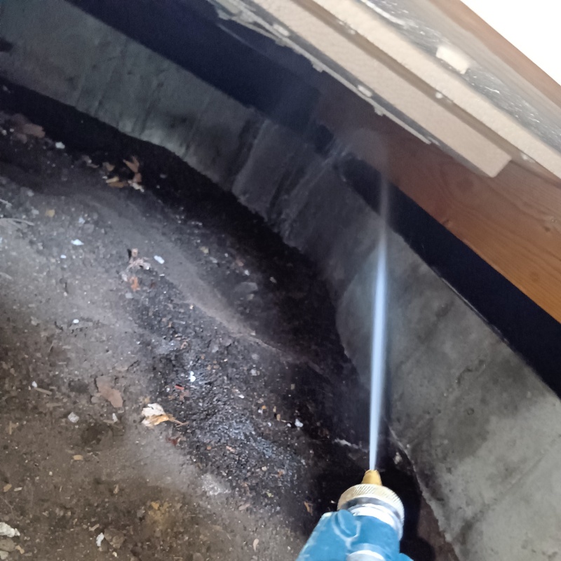 床下の木部にシロアリ駆除剤を散布