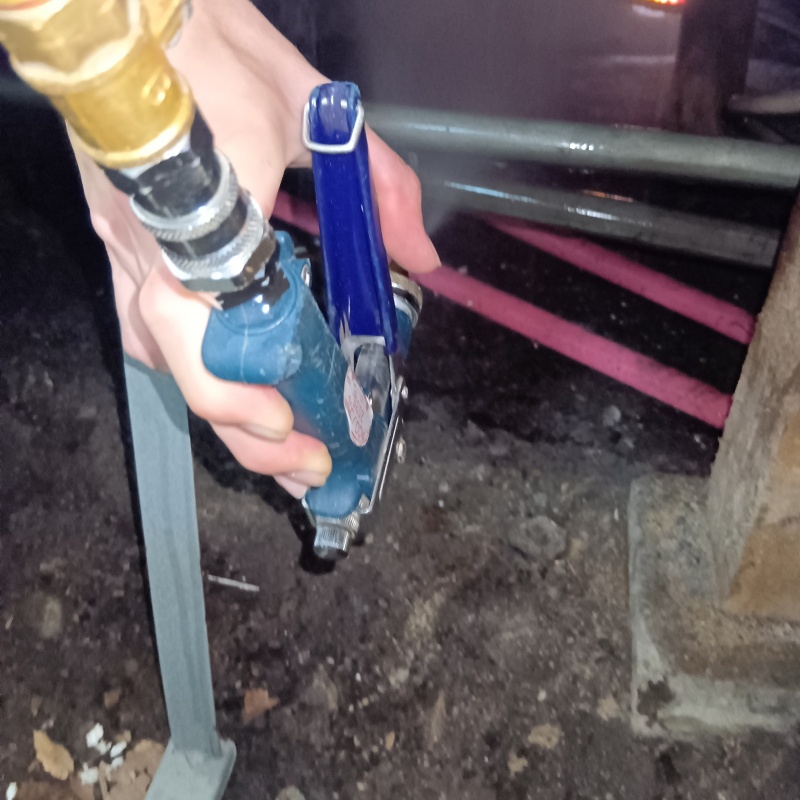 床下の土壌にシロアリ駆除剤を散布