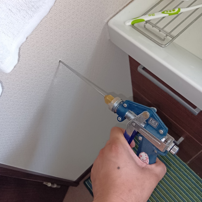 洗面所の壁にシロアリ駆除剤を注入