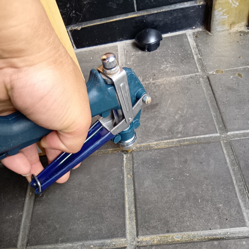 玄関の床タイルにシロアリ駆除剤を注入