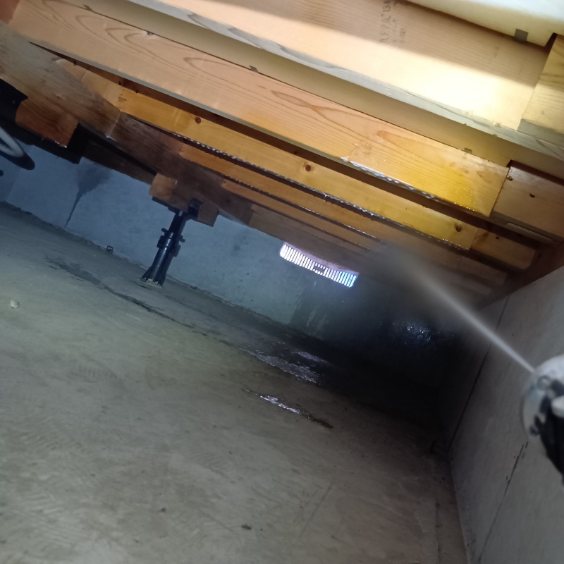 床下の基礎に防蟻剤を散布