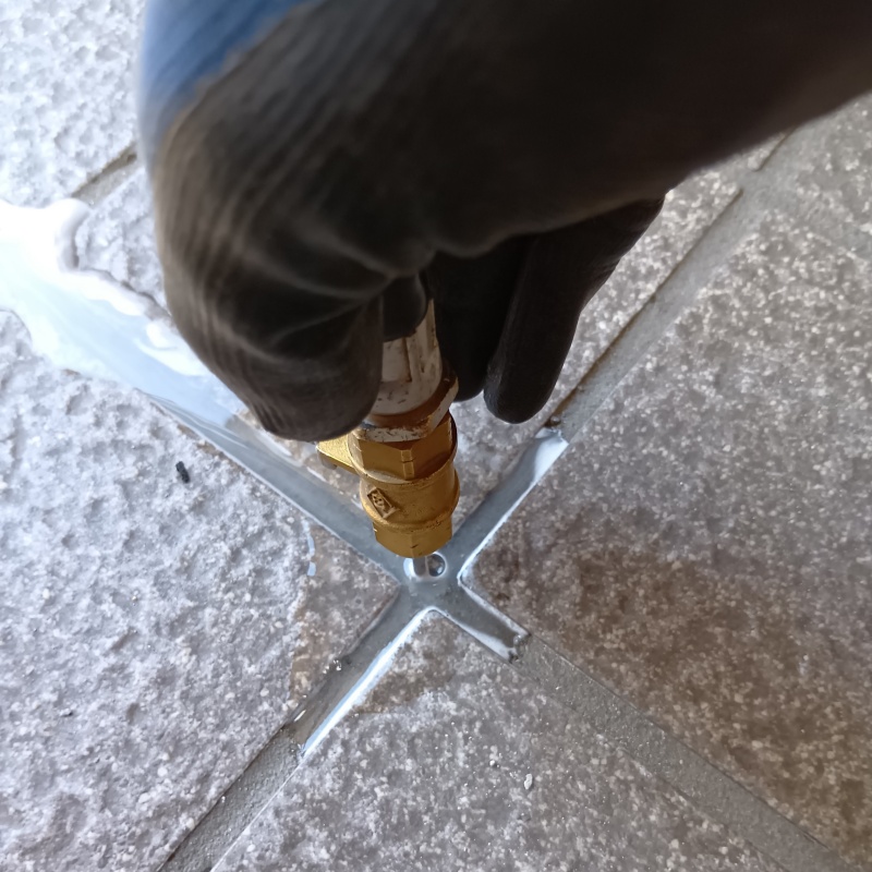 玄関の床タイルに防蟻剤を注入