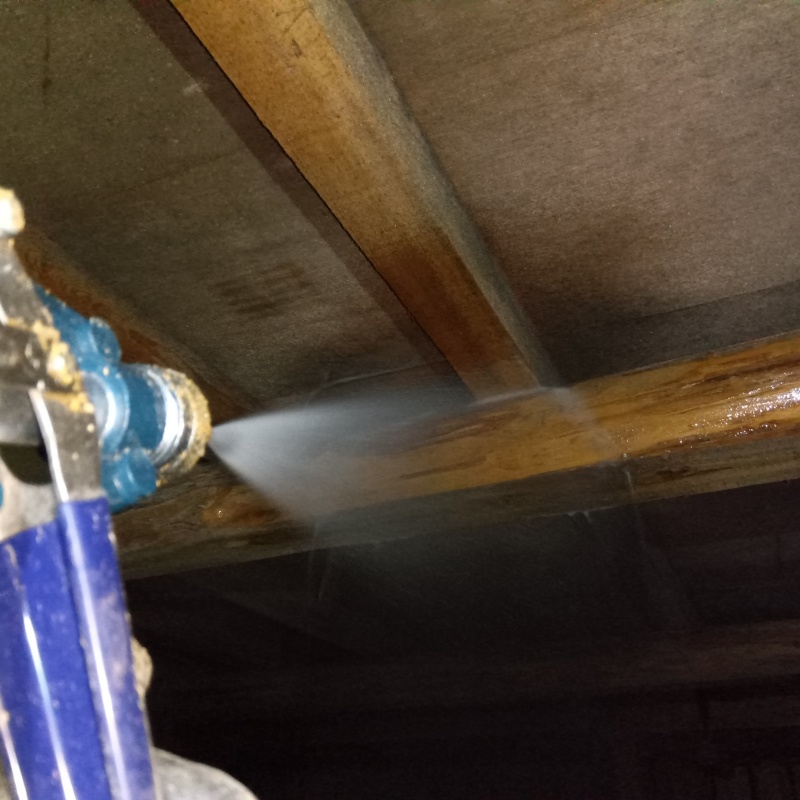 床下の木部にシロアリ駆除剤を散布