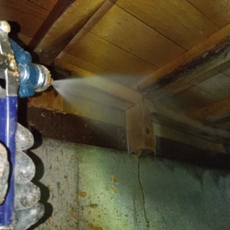 床下の木部にシロアリ駆除剤を散布