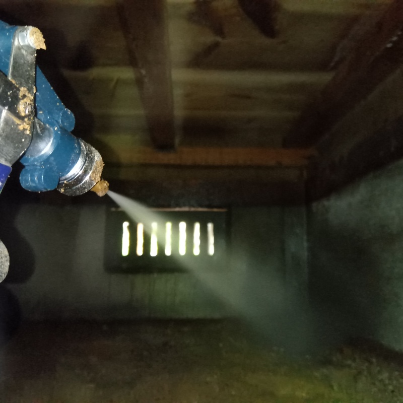 床下の土壌にシロアリ駆除剤を散布