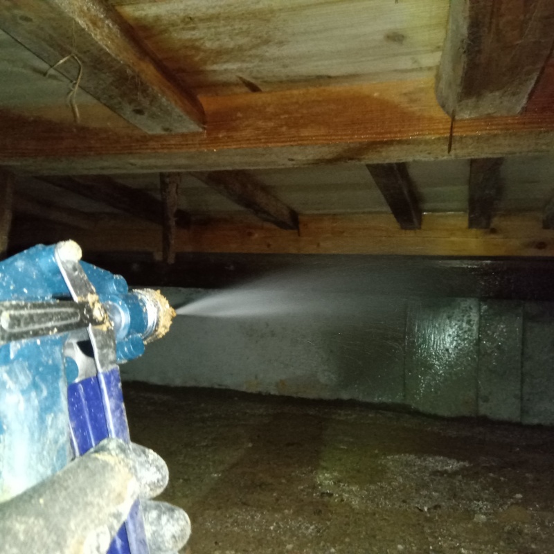 床下の基礎にシロアリ駆除剤を散布