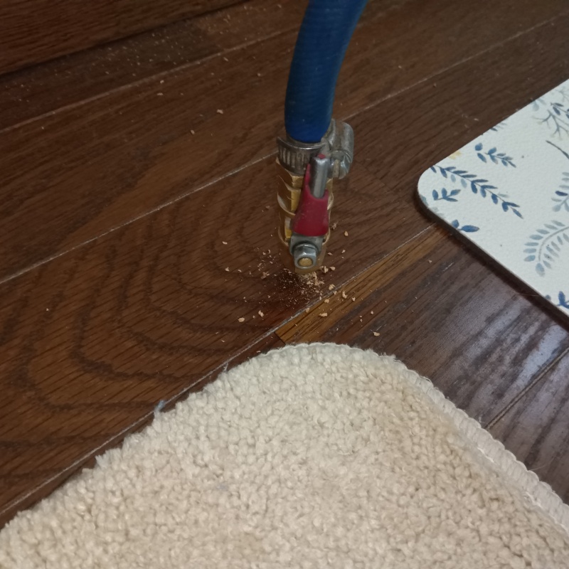 室内のフローリングにシロアリ駆除剤を注入