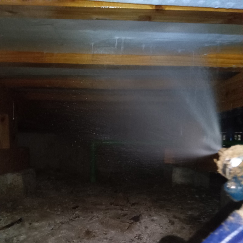 床下の木部にシロアリ駆除剤を散布