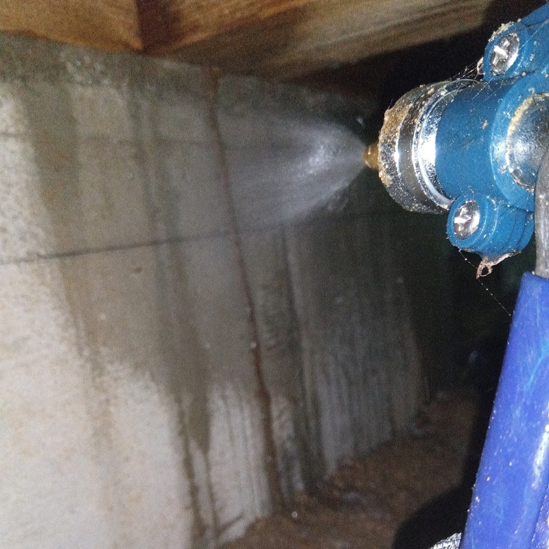 床下の基礎にシロアリ駆除剤を散布