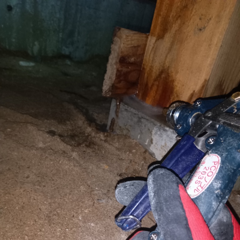 床下の土壌にシロアリ駆除剤を散布