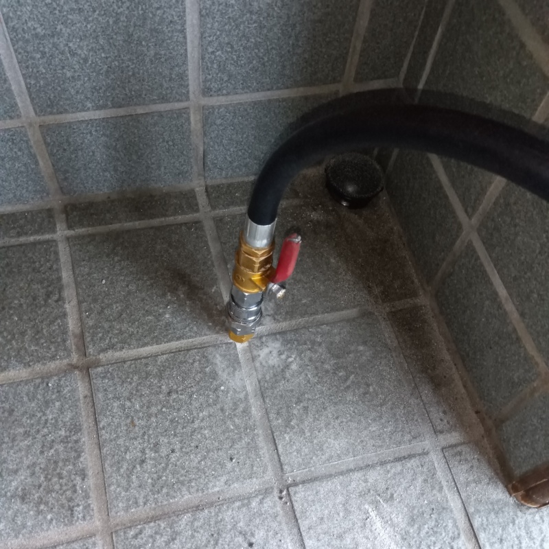 玄関の床タイルにシロアリ駆除剤を注入