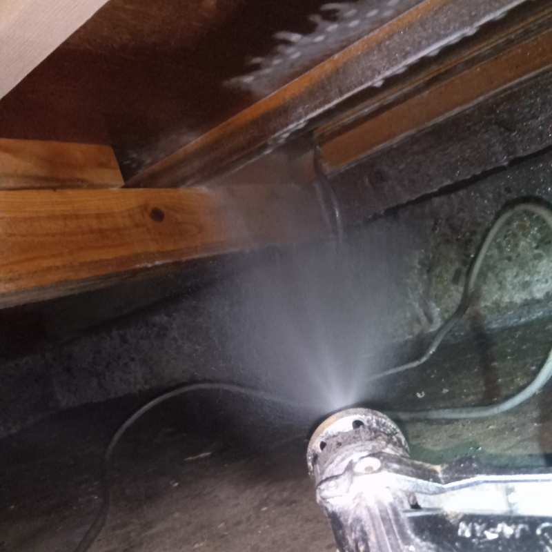 床下の木部にシロアリ駆除剤を散布