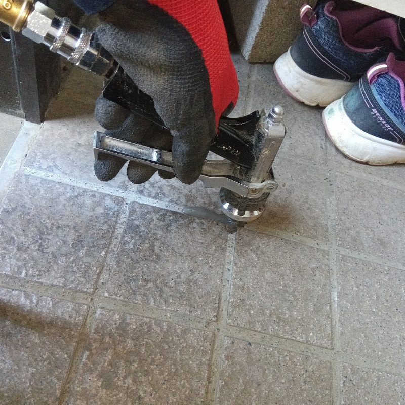 玄関の床タイルにシロアリ駆除剤を注入