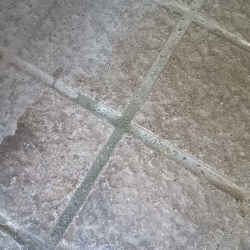 開けた穴をパテで補修