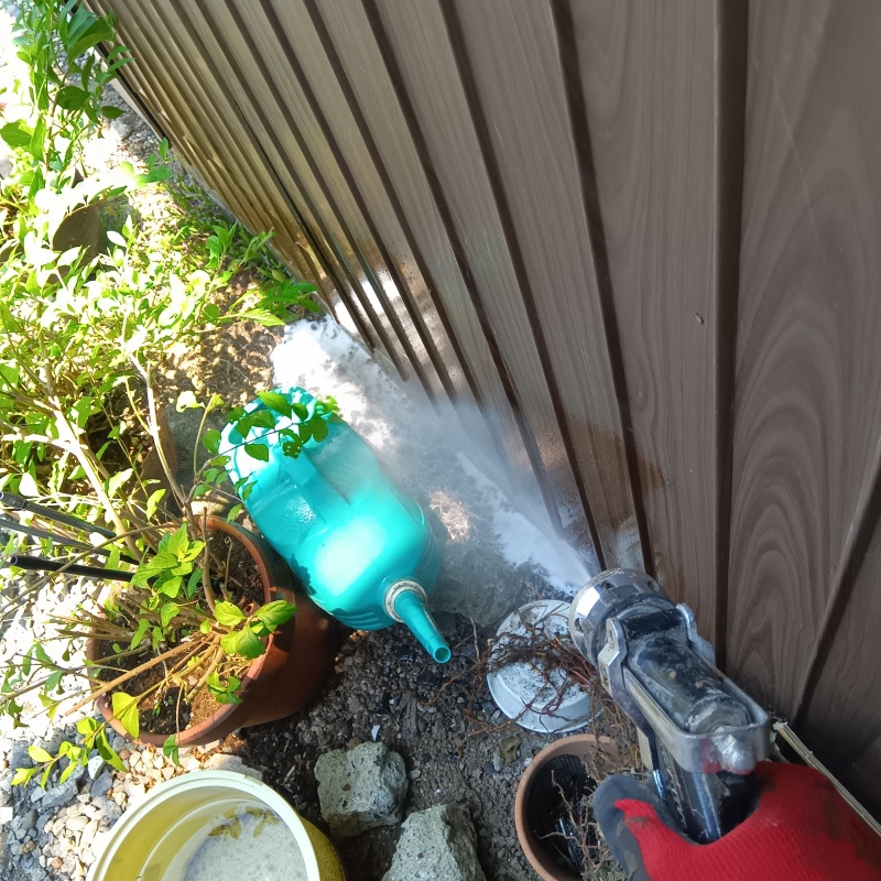外壁や土壌にシロアリ駆除剤を散布