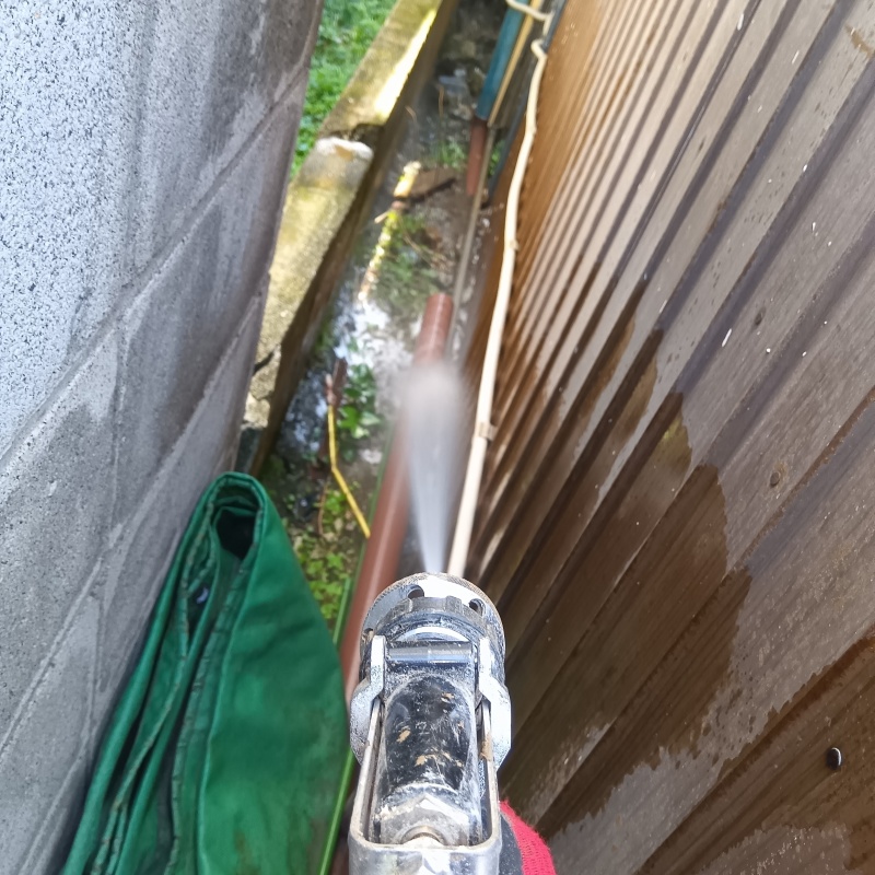 外壁や土壌にシロアリ駆除剤を散布