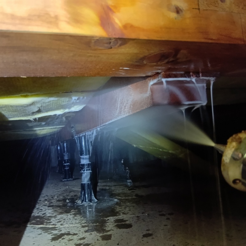 床下の木部にシロアリ駆除剤を散布