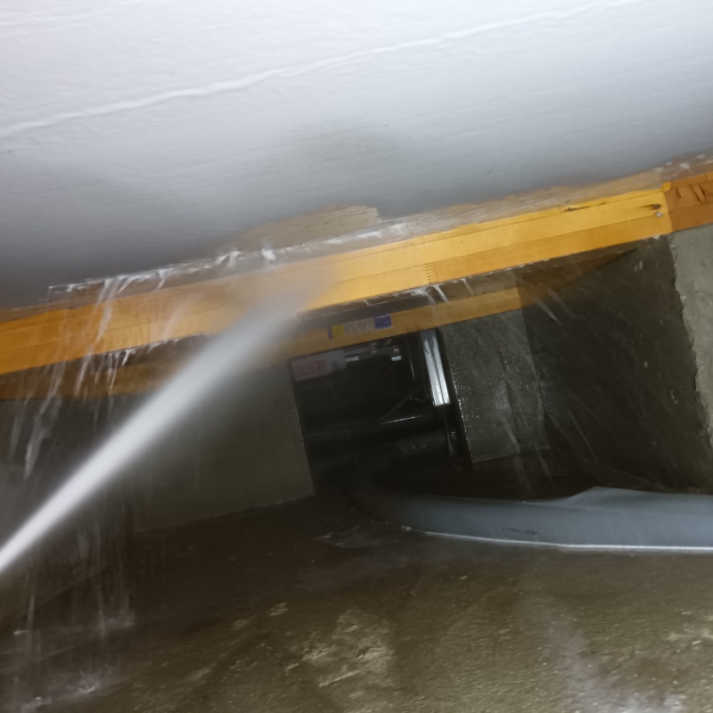 床下の木部に防蟻剤を散布