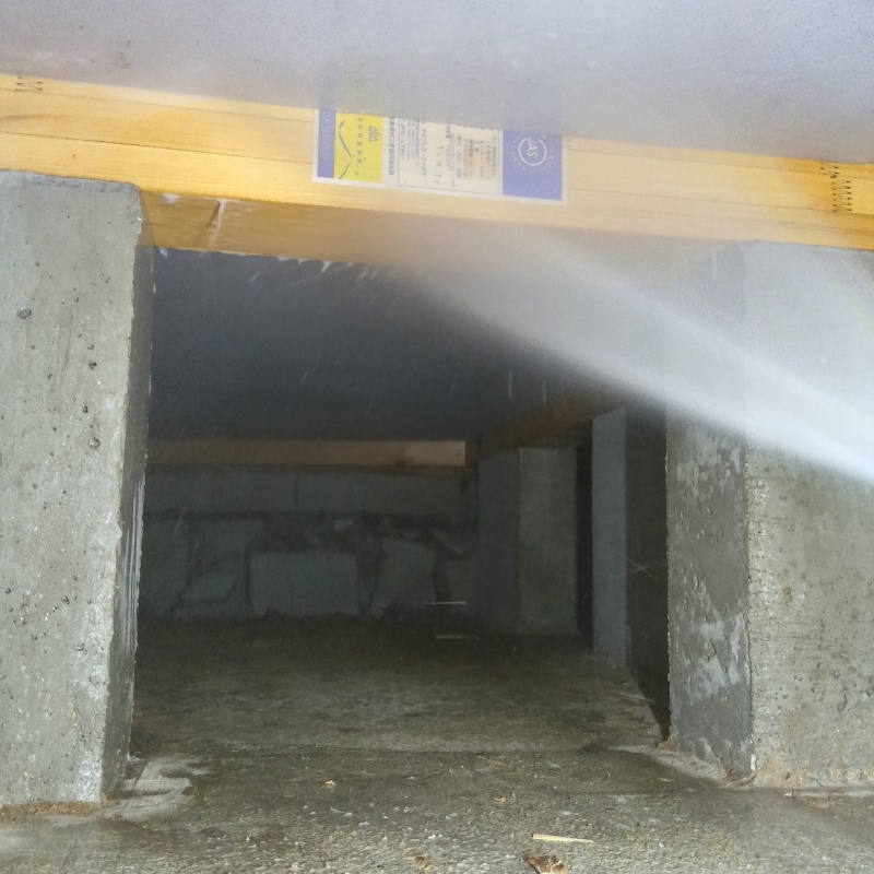 床下の木部に防蟻剤を散布