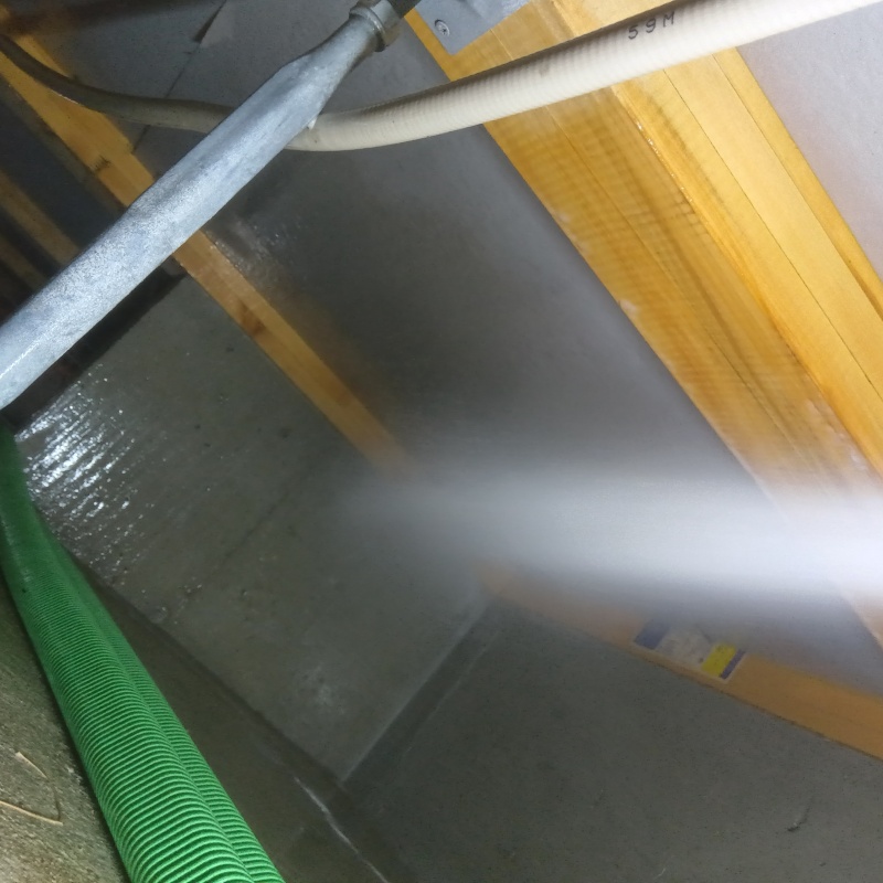 床下の土壌・基礎に防蟻剤を散布