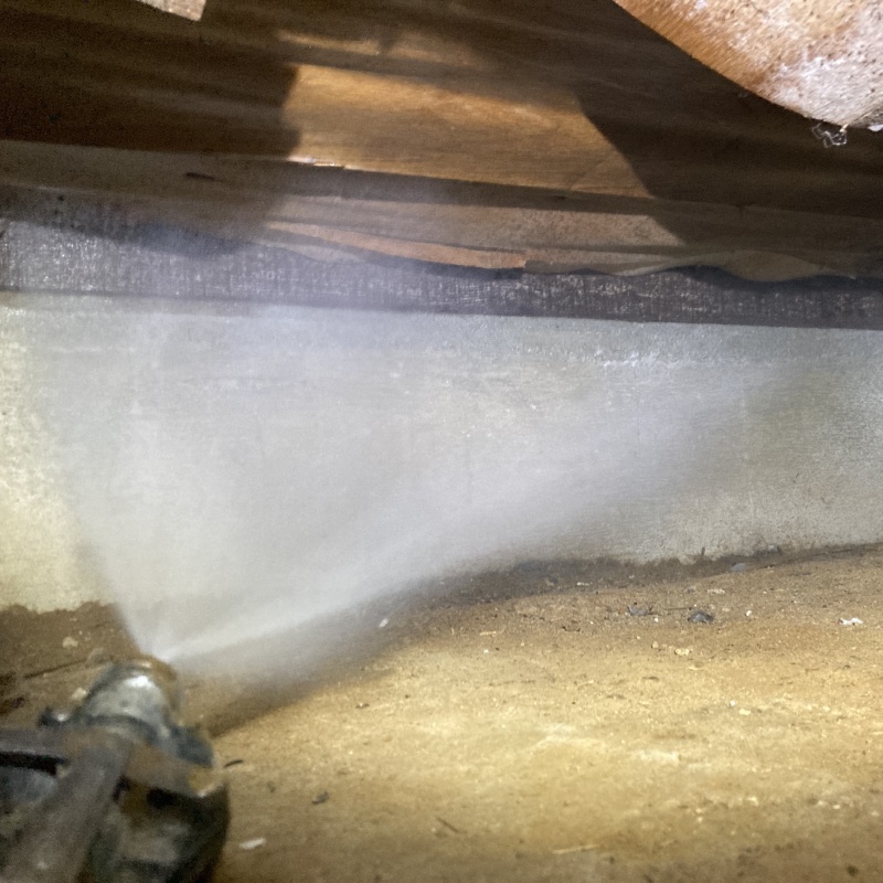 床下の基礎にシロアリ駆除剤を散布