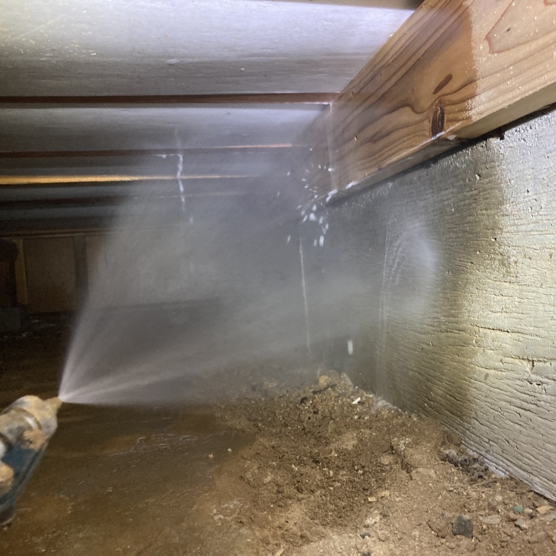 床下の基礎にシロアリ駆除剤を散布