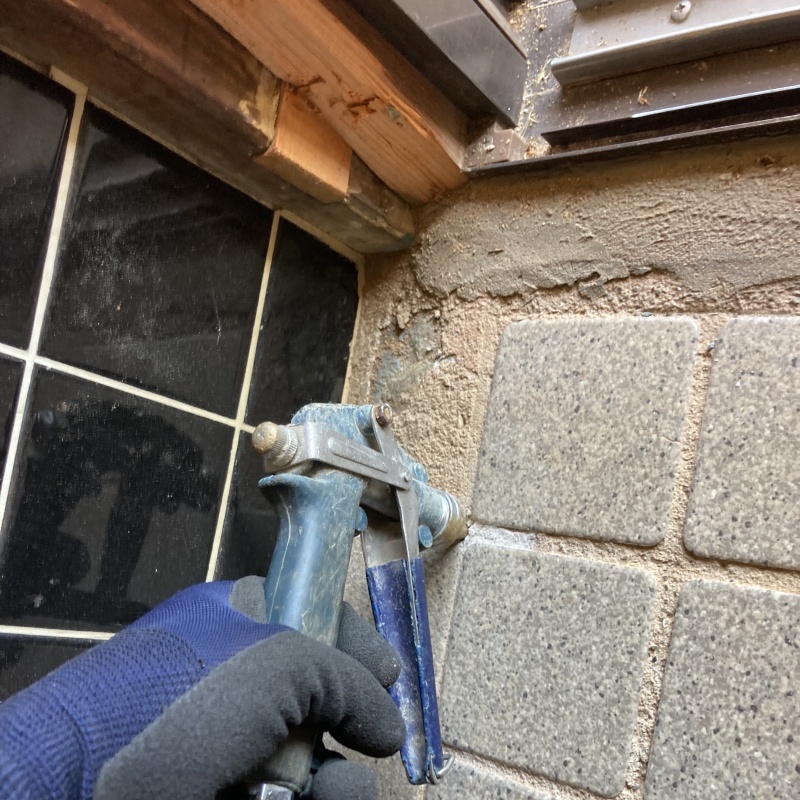 玄関の床タイルにシロアリ駆除剤を注入