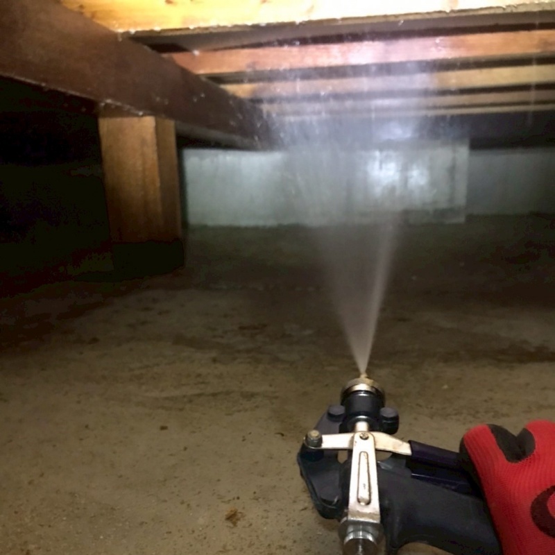 床下の木部にシロアリ駆除剤を散布