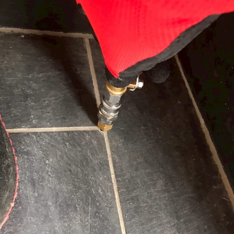 玄関の床タイルにシロアリ駆除剤を注入