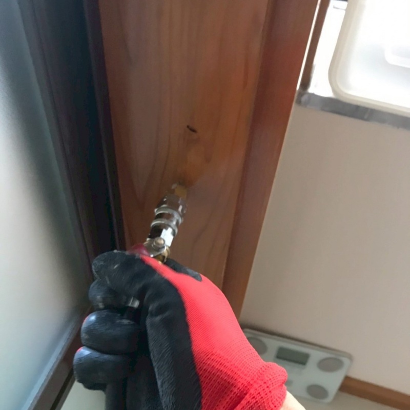 室内の柱にシロアリ駆除剤を注入