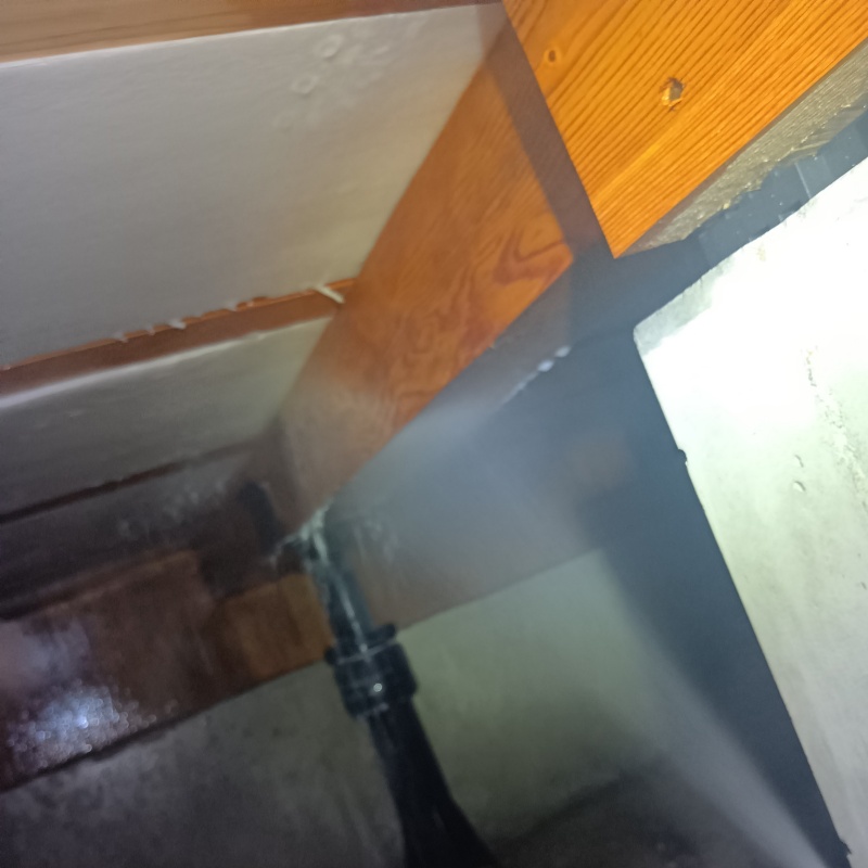 床下の木部にシロアリ駆除剤を散布