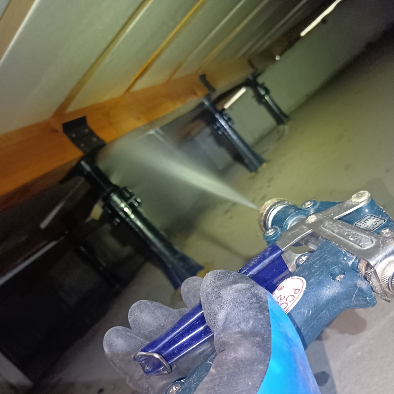 床下の木部にシロアリ駆除剤を散布