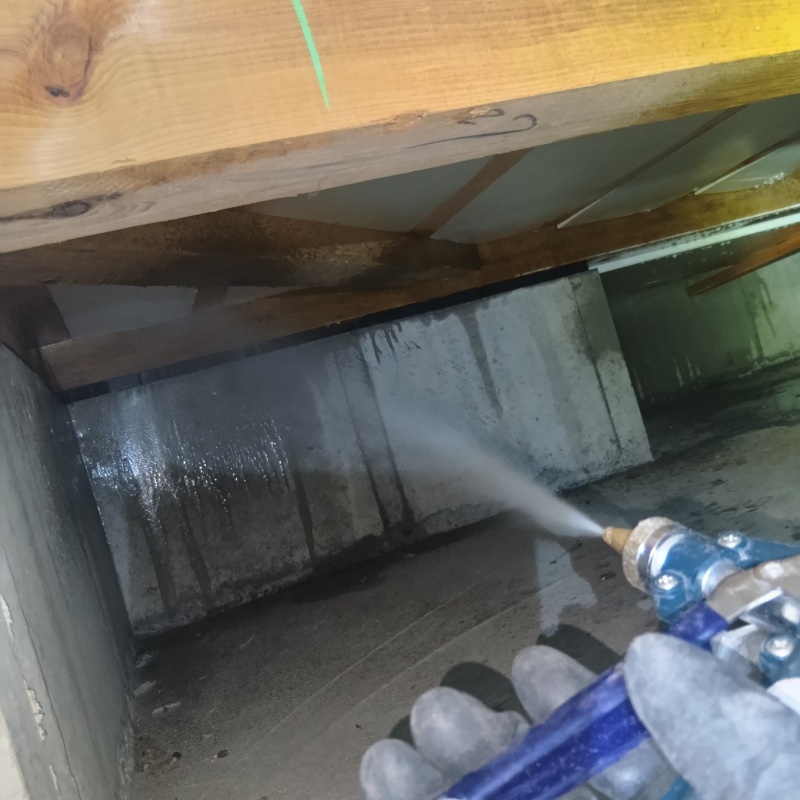 床下の基礎にシロアリ駆除剤を散布