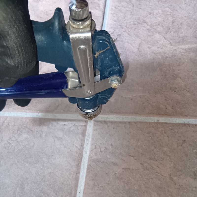 玄関の床タイルにシロアリ駆除剤を注入