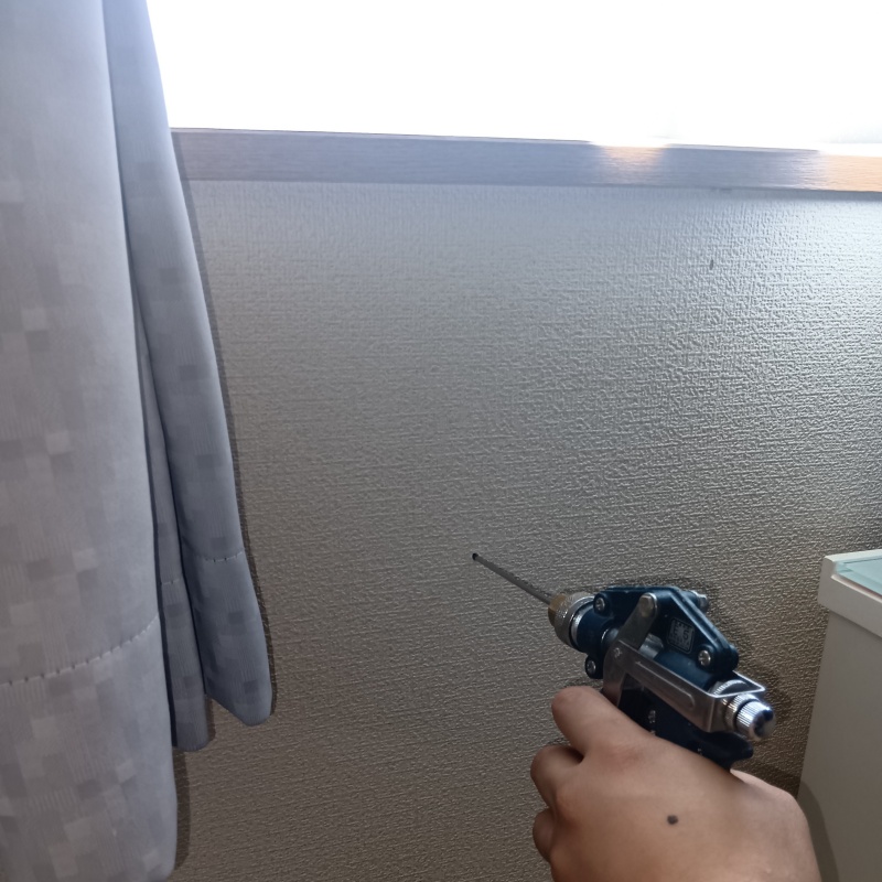 室内の壁にシロアリ駆除剤を注入