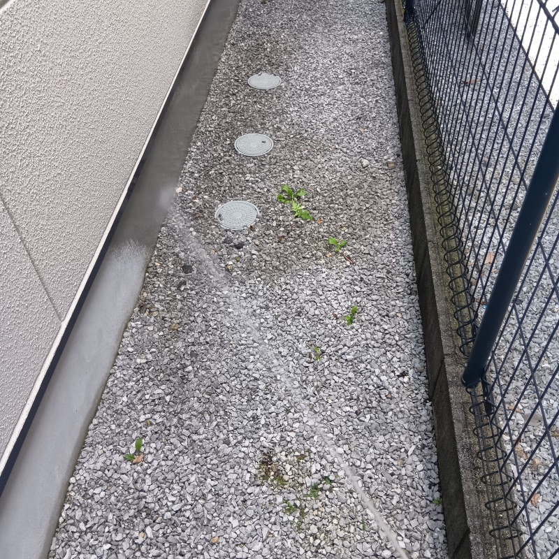 外壁の基礎・庭の砂利にシロアリ駆除剤を散布