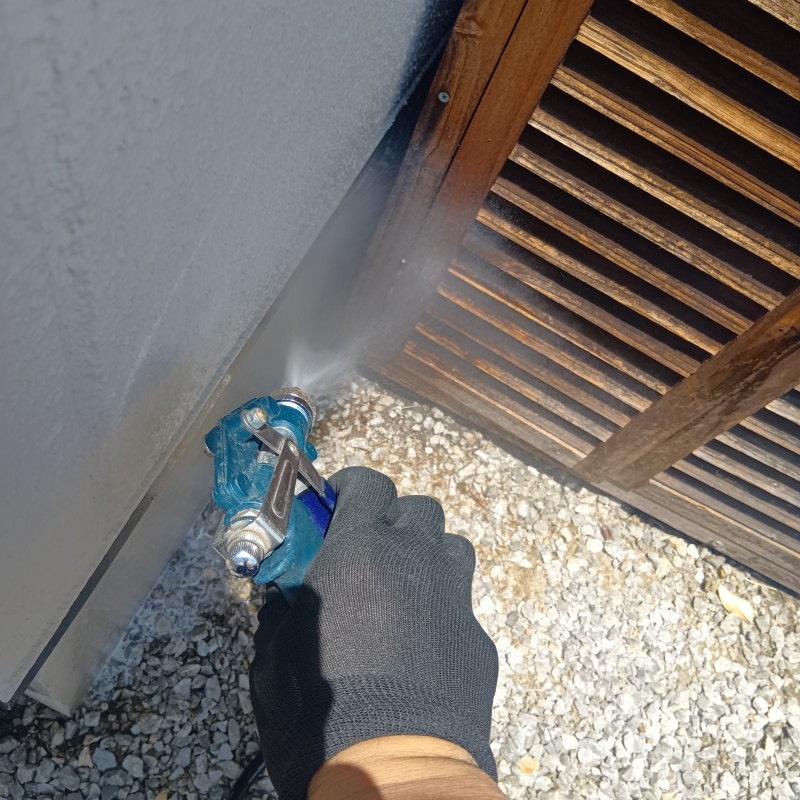 敷地内の木部にシロアリ駆除剤を散布