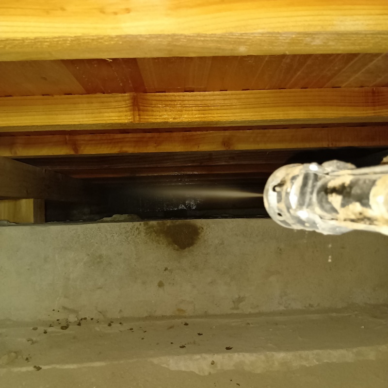 床下の基礎にシロアリ駆除剤を散布