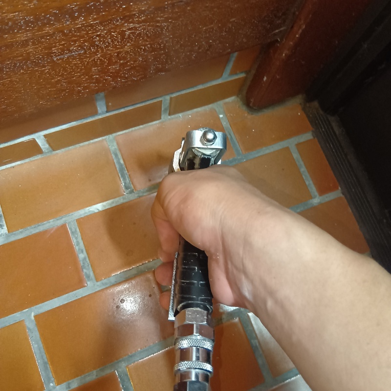 玄関の床タイルにシロアリ駆除剤を注入