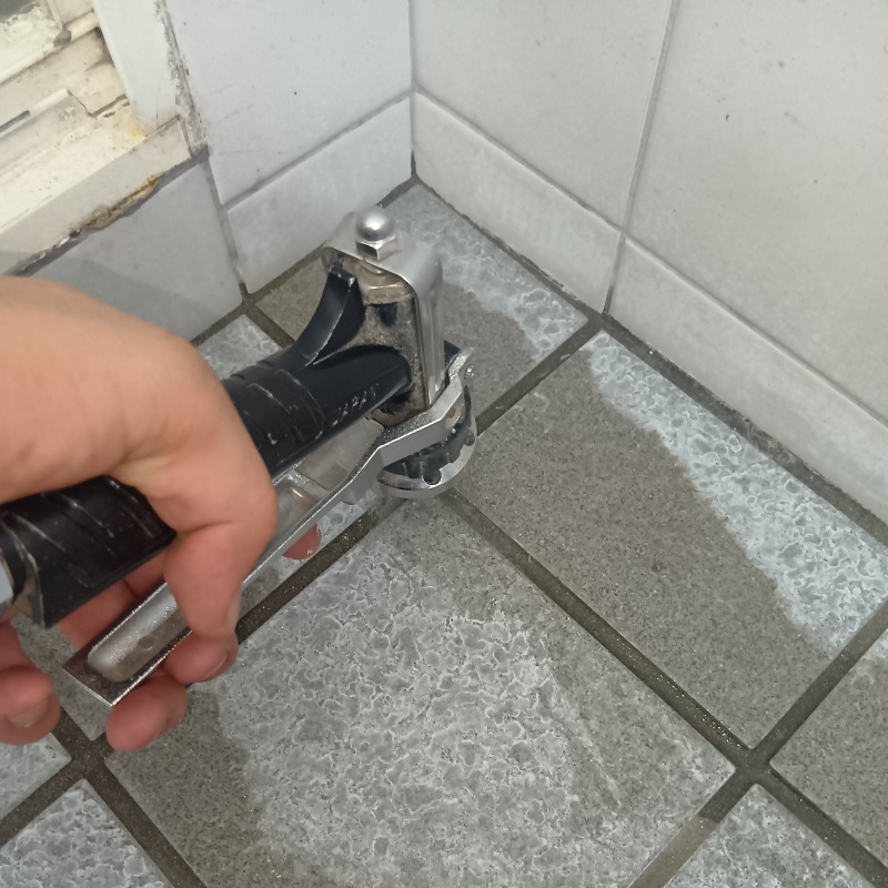 玄関ポーチにシロアリ駆除剤を注入