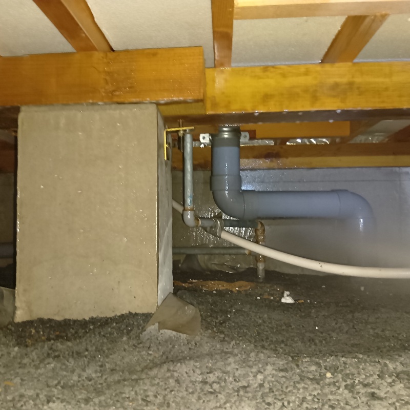 床下の土壌・基礎に防蟻剤を散布