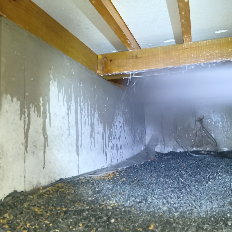 床下の土壌・基礎に防蟻剤を散布