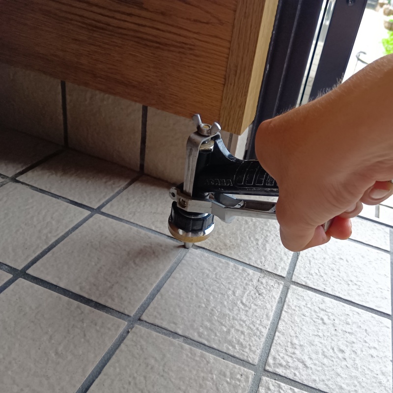 玄関の床タイルに防蟻剤を注入