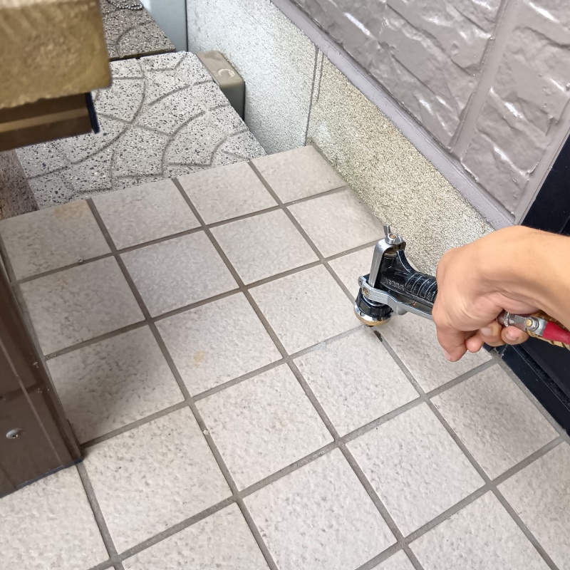 玄関ポーチの床に防蟻剤を注入