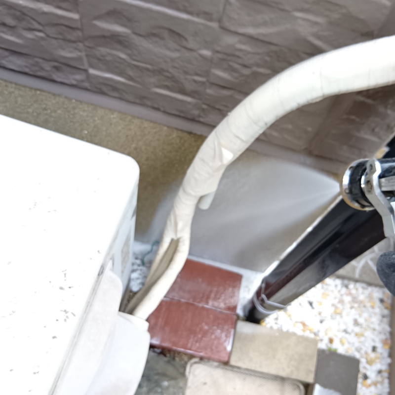 外壁の基礎に防蟻剤を散布