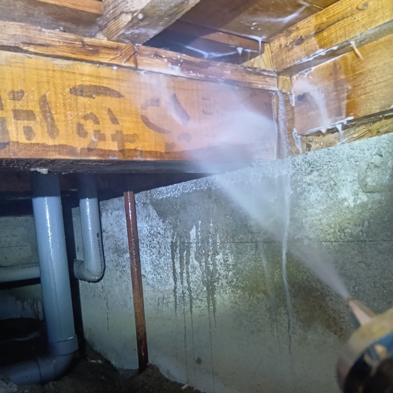 床下の木部にシロアリ駆除剤を散布