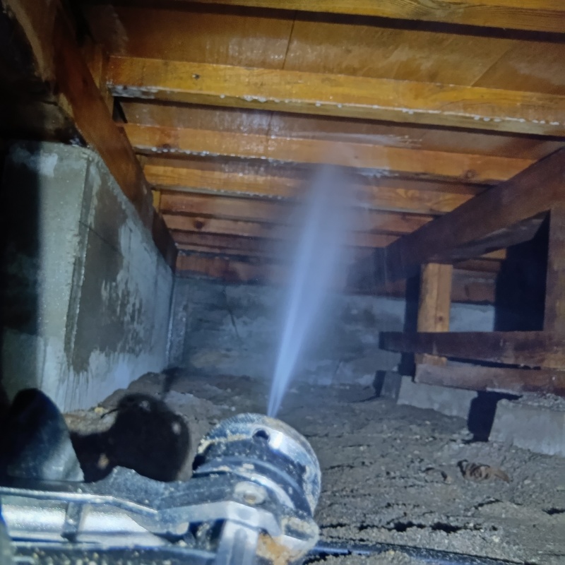 床下の木部にシロアリ駆除剤を散布