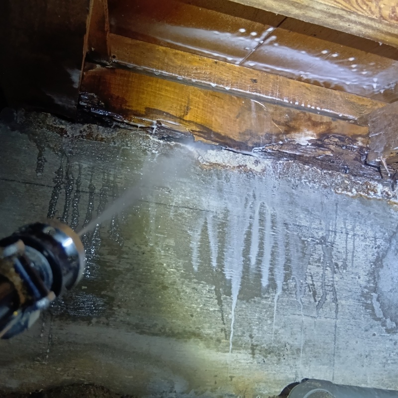 床下の基礎にシロアリ駆除剤を散布