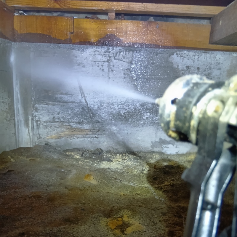 床下の基礎にシロアリ駆除剤を散布