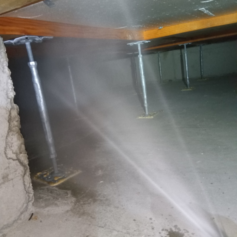 床下の木部に防蟻剤を散布